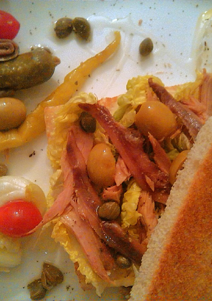Una foto de Sandwich de melva con anchoas y aceitunas