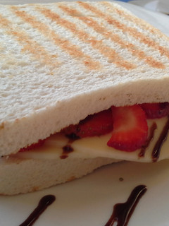 Una foto de Sándwich de queso y fresas