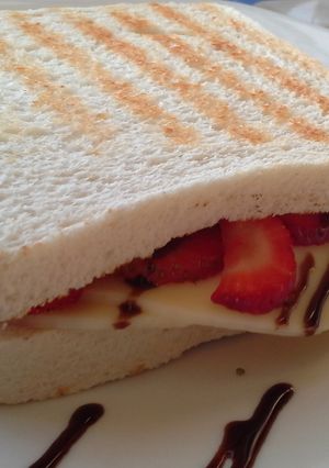 Una foto de Sándwich de queso y fresas