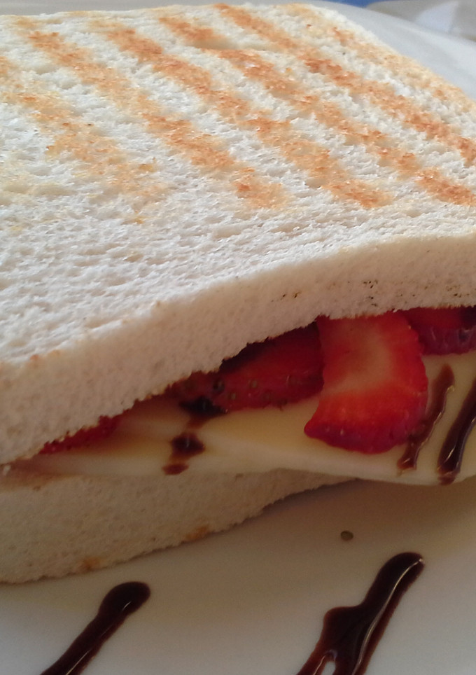 Una foto de Sándwich de queso y fresas