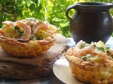 Cesta de patatas con langostinos