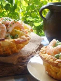 Una foto de Cesta de patatas con langostinos