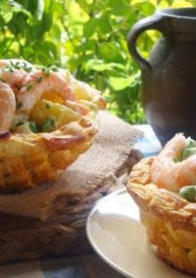 Una foto de Cesta de patatas con langostinos