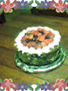 Una foto de Devils'food cake con relleno de frutillas y crema