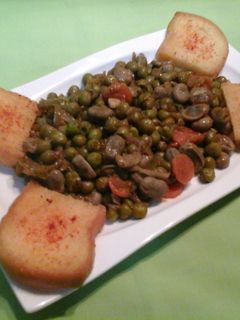 Una foto de Habas con guisantes al Pedro Ximénez y pan frito