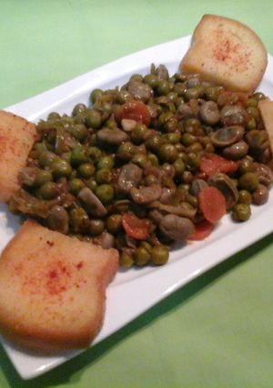 Una foto de Habas con guisantes al Pedro Ximénez y pan frito