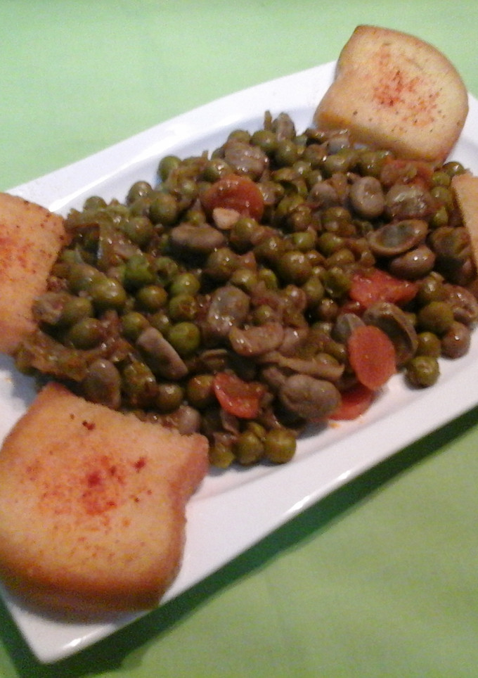 Una foto de Habas con guisantes al Pedro Ximénez y pan frito