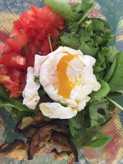 Una foto de Ensalada con huevo poché