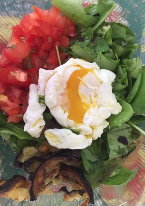 Una foto de Ensalada con huevo poché