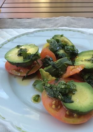 Una foto de Ensalada de tomate y palta