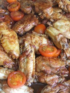 Una foto de Alitas de pollo con tomates cherry