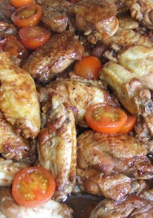 Una foto de Alitas de pollo con tomates cherry