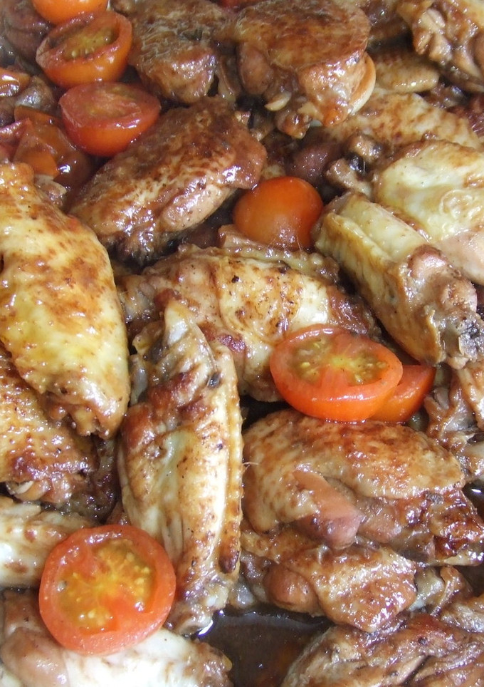 Una foto de Alitas de pollo con tomates cherry