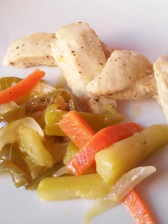 Una foto de Pechuga de pollo con verduras