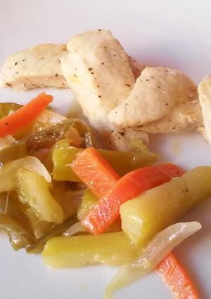 Una foto de Pechuga de pollo con verduras