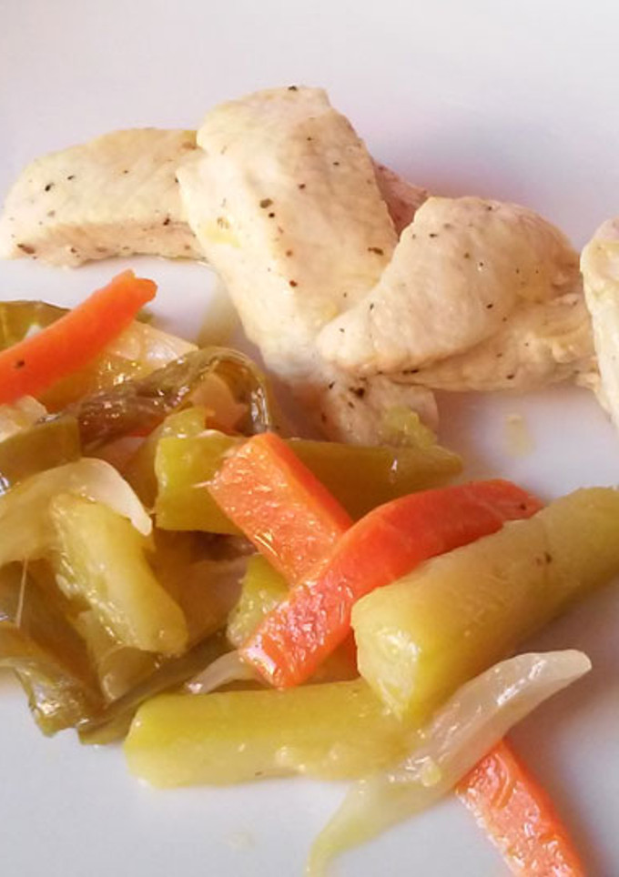 Una foto de Pechuga de pollo con verduras