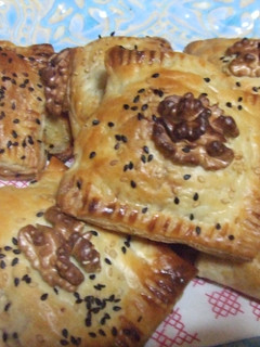 Una foto de Pasteles hojaldrados con mozzarella y nueces