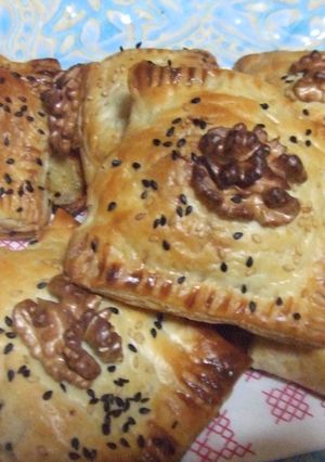 Una foto de Pasteles hojaldrados con mozzarella y nueces