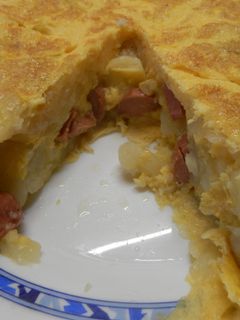 Una foto de Tortilla de patatas con salchichas de pollo
