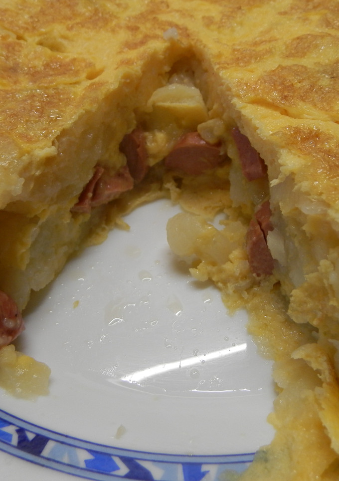 Una foto de Tortilla de patatas con salchichas de pollo
