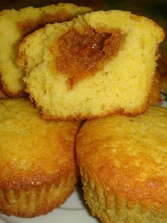 Una foto de Cupcake de vainilla con corazón de dulce de leche