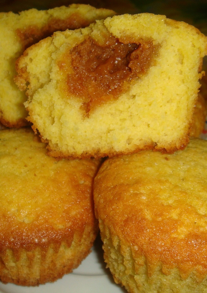 Una foto de Cupcake de vainilla con corazón de dulce de leche