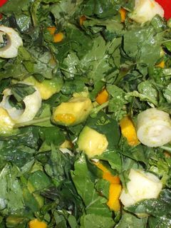 Una foto de Ensalada de rúcula, espinaca, palmito, mango y aguacate (palta)