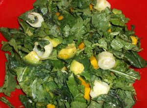 Una foto de Ensalada de rúcula, espinaca, palmito, mango y aguacate (palta)