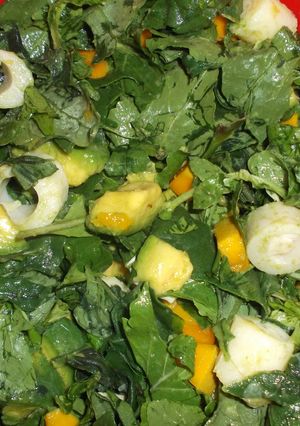 Una foto de Ensalada de rúcula, espinaca, palmito, mango y aguacate (palta)