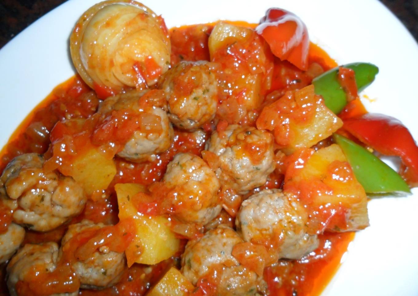Brochetas de albóndigas en salsa de tomate<br />