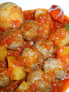 Una foto de Brochetas de albóndigas en salsa de tomate