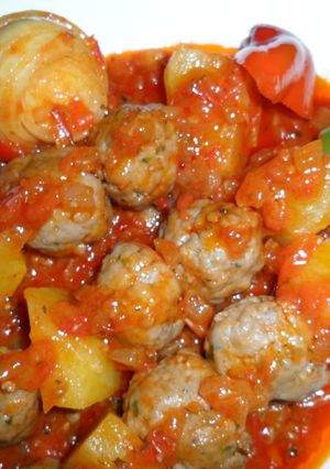 Una foto de Brochetas de albóndigas en salsa de tomate
