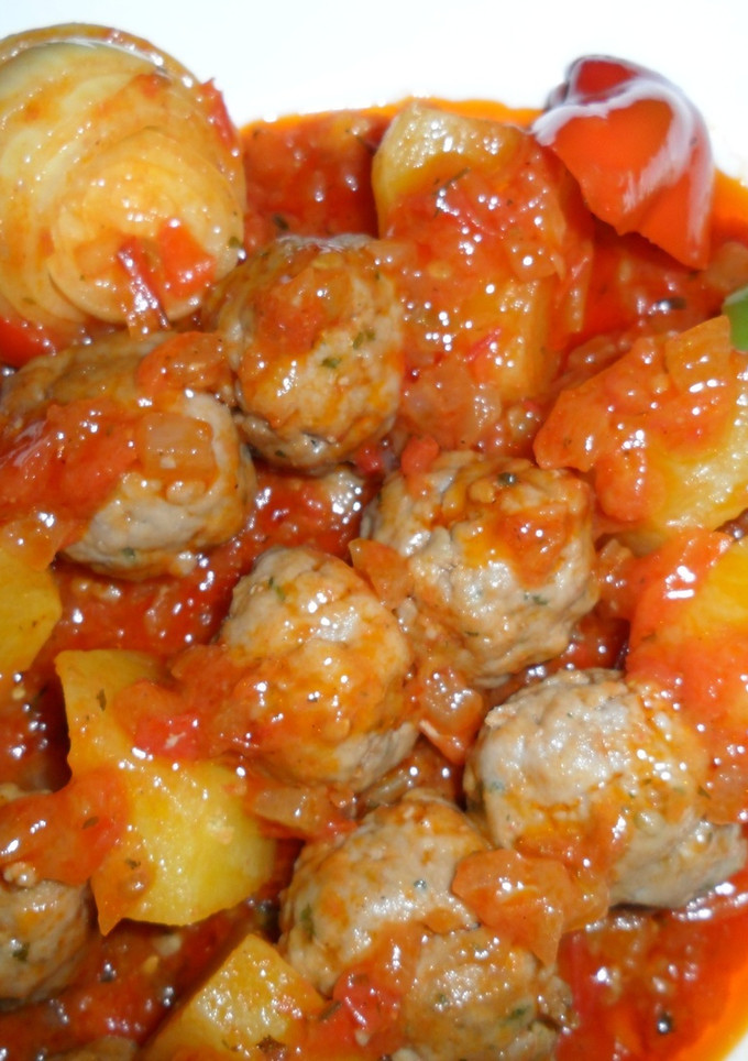 Una foto de Brochetas de albóndigas en salsa de tomate