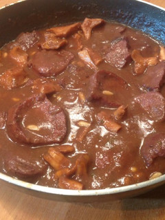 Una foto de Solomillo de cerdo con setas y piñones
