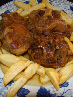Una foto de Rabo de ternera estofado con cebolla, ajo, laurel y vino