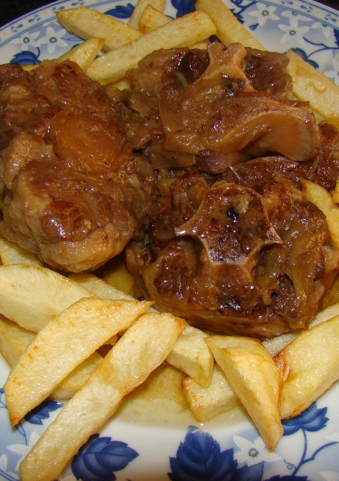Una foto de Rabo de ternera estofado con cebolla, ajo, laurel y vino