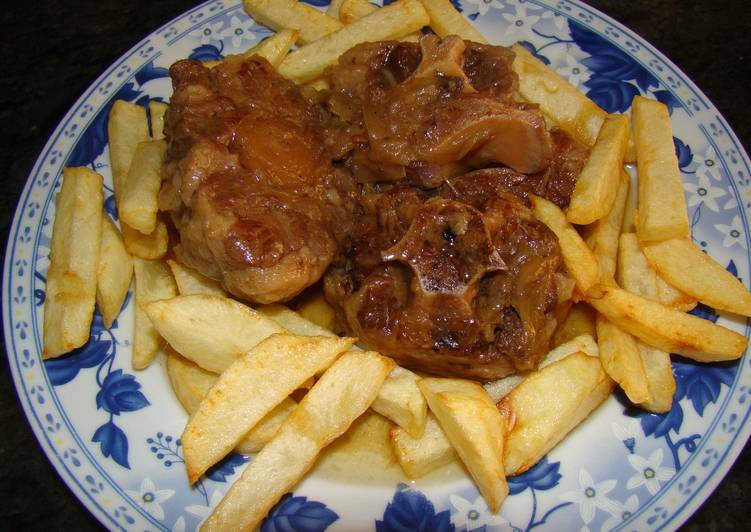 Rabo de toro estofado con ajo y laurel