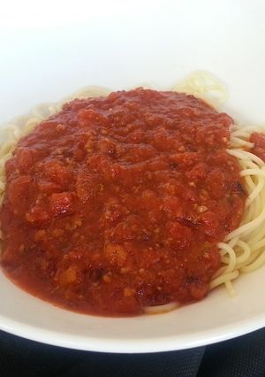 Una foto de Espaguetis con tomate, albahaca fresca y ajo