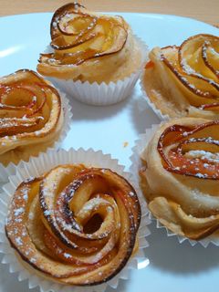 Una foto de Flores de hojaldre y manzana a la canela y melocotón