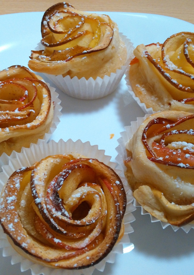 Una foto de Flores de hojaldre y manzana a la canela y melocotón