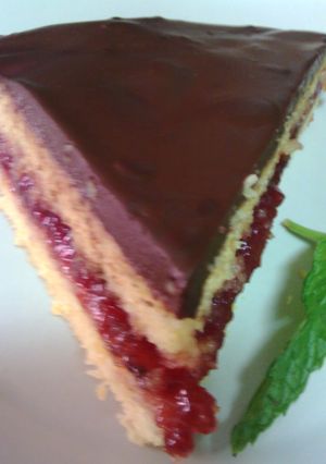 Una foto de Bizcocho de naranja con mermelada de fresas