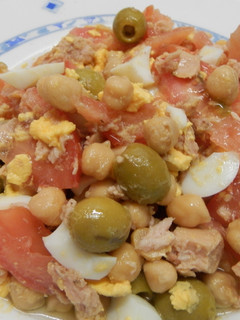Una foto de Ensalada de garbanzos