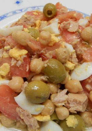 Una foto de Ensalada de garbanzos