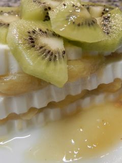 Una foto de Milhoja de queso fresco con plátano y kiwi