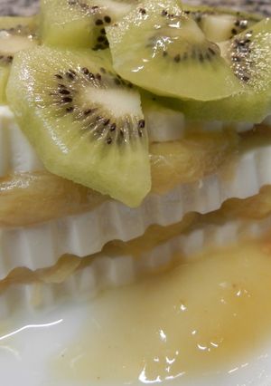 Una foto de Milhoja de queso fresco con plátano y kiwi