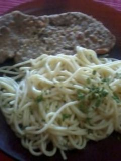 Una foto de Milanesas de carne con fideos