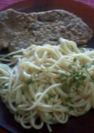 Una foto de Milanesas de carne con fideos