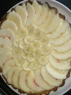 Una foto de Tarta de frutas (banana y ciruela blanca)
