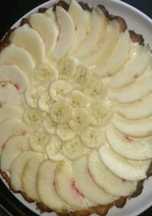 Una foto de Tarta de frutas (banana y ciruela blanca)