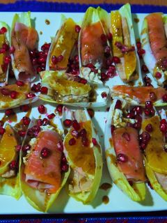 Una foto de ENSALADA DE ENDIBIAS Y SORPRESAS DE SALMON